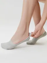 Kit de tres pares de medias invisibles de corte bajo, marca Hering. Incluye un par negro, un par gris melange y un par blanco.