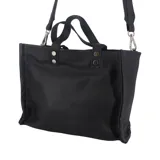 Cartera negra de cuero napa Floutter, con asa corta y asa larga desmontable y regulable, y bolsillos interiores.