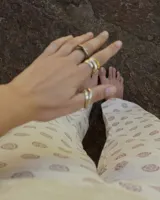 Anillo de diseño artesanal con estructura entrelazada de líneas irregulares y acabado orgánico. Pieza ajustable fabricada en metales nobles.