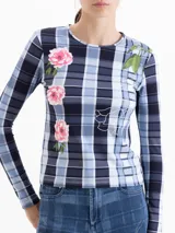 Remera de manga larga con cuello redondo, confeccionada en tela de punto con estampado de cuadros y flores. Presenta un ajuste al cuerpo.