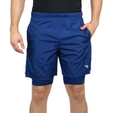 Short deportivo para hombre, color azul, de tejido ligero y acabado brillante, con calza interna integrada. Presenta un pequeño logo reflectante en la parte inferior derecha.