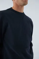 Buzo blanco de algodón con cuello redondo, mangas largas y logo y arte en relieve en el frente.