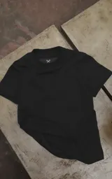 Remera negra de manga corta, con cuello redondo y diseño slim fit.