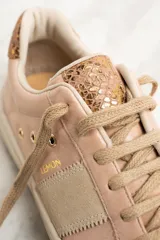 Zapatillas bajas Lemon Jelly color rosa pálido, confeccionadas en cuero con detalles en gamuza color beige y aplique de cuero con textura de reptil en el talón.