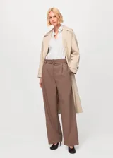 Camisa de popelín blanca de manga larga, con silueta regular, cuello camisero con solapa y cierre frontal de botones.