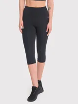 Calza deportiva tipo capri de tiro alto, color negro, con ajuste regular y diseño minimalista.