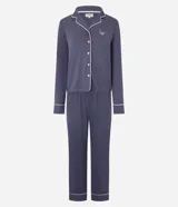 Pijama de dos piezas estilo americano en color azul grisáceo. La blusa es de manga larga con cuello solapa, cierre frontal de botones y detalle de bies en contraste. El pantalón es de corte recto con cintura elástica y detalle de bies en el ruedo.