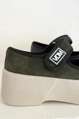 Guillerminas color beige confeccionadas en cuero, con suela y puntera de goma y plataforma de 4 cm.