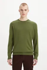 Sweater de punto color verde oliva, con cuello redondo, manga larga y puños y ruedo acanalados.