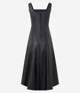 Vestido midi de corte estructurado confeccionado en cuero sintético (PU) color negro. Presenta escote cuadrado, breteles anchos y diseño con nesgas que aportan volumen a la falda. Incluye cierre posterior.
