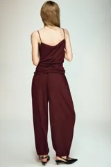 Pantalón de tiro medio con cintura elástica, diseño holgado y bajo con puño ajustable mediante lazada.