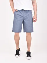 Bermuda azul de corte recto con cintura elastizada y cordón ajustable.