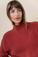 Polera de tejido de punto con textura marcada, cuello alto y diseño oversize con hombros caídos y terminaciones acanaladas.