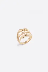 Anillo de tres vueltas con diseño ondulado y acabado brillante, de estructura ajustable.