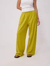 Pantalon de corte amplio y tiro alto con cintura elastizada, confeccionado en una mezcla de algodón y lino.