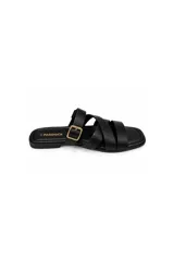 Sandalia plana Paddock modelo Barim, color negro, con tiras cruzadas en el empeine, una de ellas con textura símil serpiente, y tira con hebilla metálica dorada ajustable.