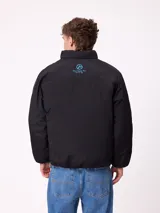 Canguro de media cremallera Rusty, confeccionado en tejido ripstop con interior de polar. Presenta cuello alto, puños elásticos, bolsillos laterales y logo bordado en color azul en el pecho.