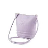 Bandolera lila de símil cuero con cierre superior, correa fija, herrajes plateados y un compartimento principal con un bolsillo interno con cierre y otro abierto.
