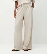 Pantalón wide leg de corte recto y holgado, color gris oscuro, con cintura elástica y costura central vertical en el frente. Confeccionado en una mezcla de poliéster y algodón.