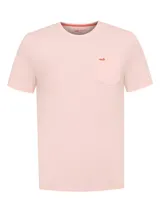 Remera de algodón orgánico color salmón, de calce regular, con cuello redondo, mangas cortas y un bolsillo frontal en el pecho con el logo de la marca bordado en contraste.