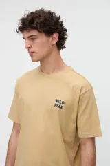 Remera marrón de manga corta con calce relajado, confeccionada en jersey de algodón pesado. Presenta una pequeña estampa con texto en el pecho y un diseño estampado en la espalda.