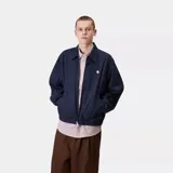 Chaqueta Carhartt WIP modelo Duke, color azul marino, con cuello clásico, cierre frontal con cremallera y logo bordado en el pecho.