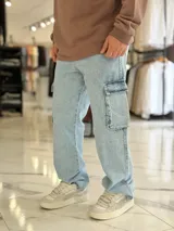 Pantalón de jean cargo color azul, con bolsillos laterales con solapa en los muslos, corte recto y holgado.