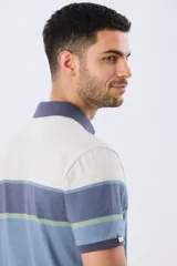 Remera polo de manga corta con diseño de franjas horizontales en tonos azul, beige, marrón y celeste. Cuenta con cuello camisero, cierre frontal de dos botones y pequeño logo bordado en el pecho.