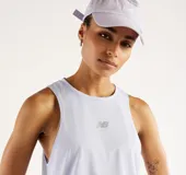 Musculosa deportiva New Balance modelo Infinity Propel, color lila claro, con diseño sin mangas, cuello redondo y el logotipo reflectante de la marca en el pecho.