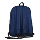 Mochila gris con base de cuero marrón, bolsillo frontal con cierre y logo estampado en blanco.