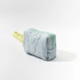 Neceser acolchado celeste con cierre superior con cremallera verde agua y tira de agarre amarilla.
