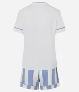 Conjunto de pijama femenino compuesto por una blusa de manga corta con cuello V y un short. La blusa es blanca con ribetes celestes en el cuello y mangas. El short es de viscosa con estampado de rayas verticales anchas en blanco y celeste.