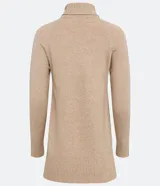 Suéter de tejido de punto color beige con cuello alto, mangas con corte raglán y puños y ruedo acanalados. Presenta un diseño clásico y cómodo con el ruedo trasero ligeramente más largo.