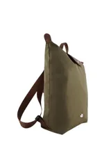 Mochila de diseño minimalista en color negro, con solapa superior y asas en color marrón. Presenta un aplique metálico con forma de labios en la parte inferior frontal.