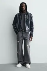 Zapatilla deportiva blanca con suela de plataforma gruesa y texturizada. Presenta detalles en gamuza gris en el lateral y un parche negro en el talón.