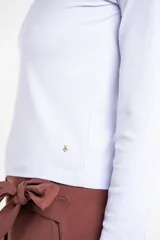 Remera negra de manga larga, con cuello redondo y tejido acanalado, de corte ajustado al cuerpo.