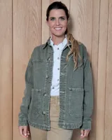 Sobrecamisa de denim con diseño de rayas verticales, corte holgado, cuello camisero, cierre frontal con botones y bolsillos delanteros aplicados.