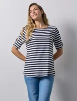 Remera de algodón a rayas horizontales blancas y negras, con cuello redondo y mangas cortas con aberturas entrelazadas.