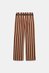 Pantalón de tiro alto y pernera recta con estampado de rayas verticales en tonos azul, marrón y beige. Incluye un cinturón delgado de color marrón oscuro con hebilla metálica dorada.