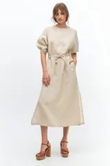 Vestido midi color beige de lino, con mangas abullonadas, lazo en la cintura y tajos laterales.
