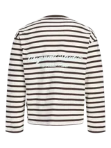 Remera de manga larga oversize con diseño a rayas horizontales en color marrón y crudo, cuello redondo en tono marrón contrastante y hombros caídos.