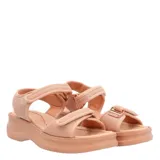 Sandalias de plataforma baja con tiras de ajuste con velcro, confeccionadas en material sintético y textil, con diseño ergonómico.