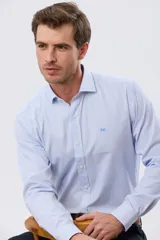 Camisa de vestir de manga larga con diseño de rayas finas celestes y blancas, cuello clásico y cierre frontal con botones. Incluye pequeño logo bordado en el pecho.