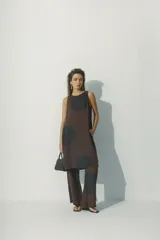 Pantalón marrón con lunares negros grandes, de corte ancho y tiro alto.