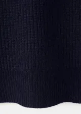 Jersey de punto canalé color azul marino, con cuello redondo y diseño de manga larga.