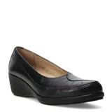 Zapato tipo mocasín con plataforma de cuña baja, confeccionado en cuero negro con costuras decorativas en la puntera y detalle de logo grabado en el lateral.