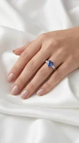 Anillo de plata 925 con piedra central en forma de corazón color azul y detalles laterales de circonias rectangulares tipo baguette.