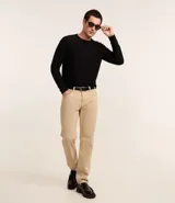 Remera de manga larga con cuello redondo y textura acanalada, confeccionada en una mezcla de poliéster y algodón.