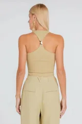 Musculosa de tejido canelado en color gris melange, con diseño ajustado al cuerpo y escote tipo nadadora.