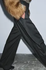 Chaqueta corta de pelo sintético color marrón claro, con cuello solapa y manga larga.